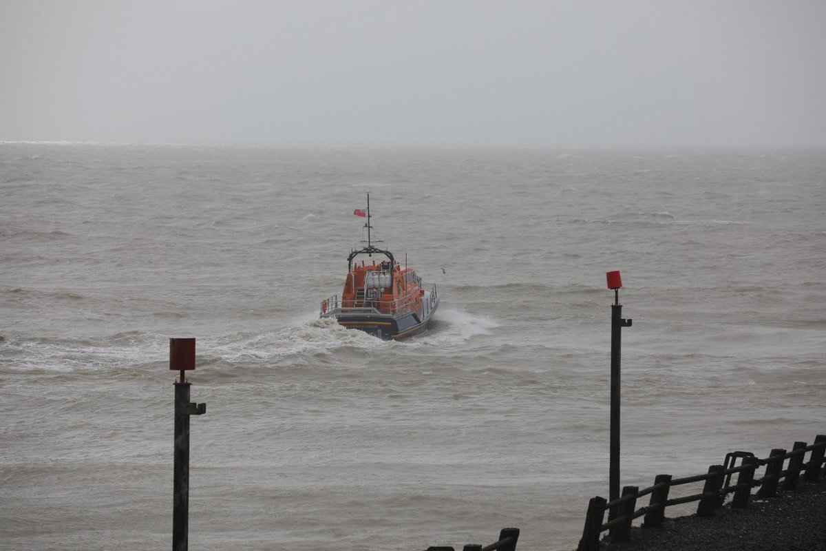 CraigRSearle's tweet photo. .@SLifeboatRNLI launched on training this morning. It's certainly looking rough out there now! https://t.co/H4Uocup58s