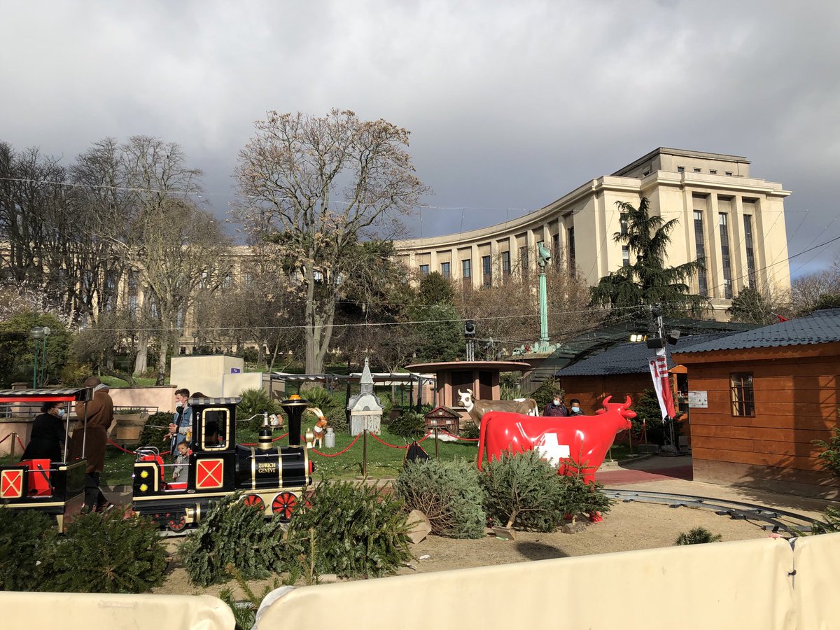 ecoloparis16's tweet image. La Suisse à l’honneur dans les jardins classés du #Trocadéro ⚠️ Buvettes, restos, commerces. Nos espaces verts seraient-ils considérés comme des vaches à lait