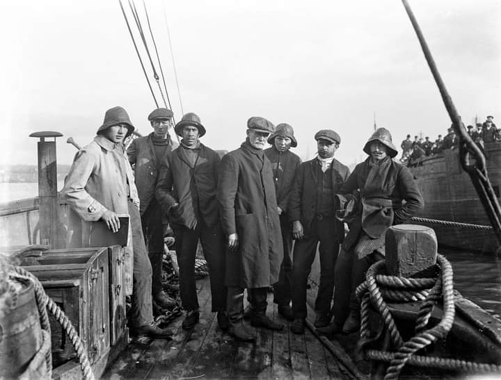 tidesntales's tweet photo. #OnThisDay 1914 #FethardOnSea #Wexford the lifeboat Helen Blake was lost while going to the rescue of the sailing ship Mexico. The survivors were stranded without food, water or shelter for sixty-three hours. The photo is of some of the Mexico crew at #Waterford after the rescue https://t.co/vrHRWPnKrK