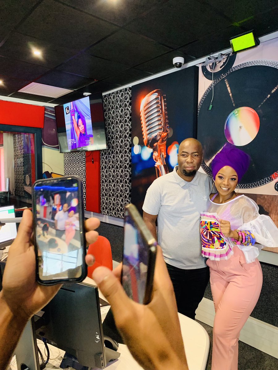gagasifm's tweet photo. As mentioned earlier, she’s here in the studio and quickly to the perform after. (@ZinhleMadela )
@UrbanSoulRadio1 📻
@iamCollenZondo 🎙

#StillAtIt
#USR
#Sundaysbelong2us https://t.co/llSMbU6xe4