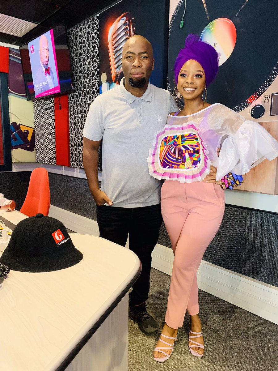 gagasifm's tweet photo. As mentioned earlier, she’s here in the studio and quickly to the perform after. (@ZinhleMadela )
@UrbanSoulRadio1 📻
@iamCollenZondo 🎙

#StillAtIt
#USR
#Sundaysbelong2us https://t.co/llSMbU6xe4