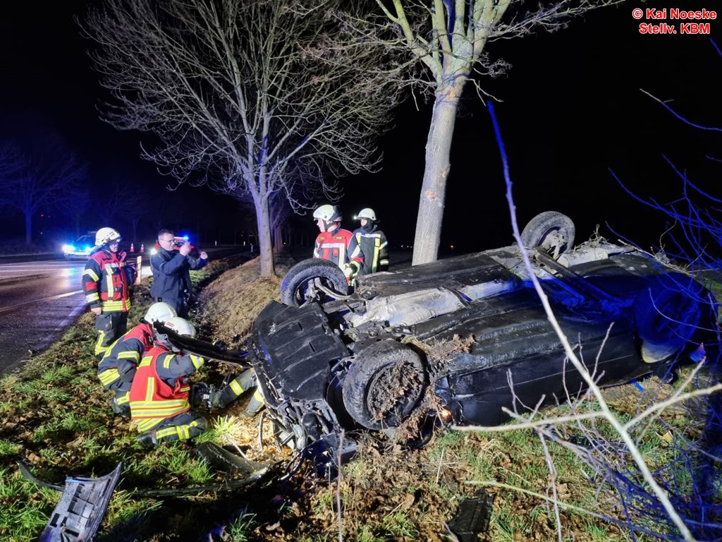 kfv_lkl's tweet photo. Schwerer #Verkehrsunfall bei #Frohburg vergangenen Nacht. #feuerwehrlandkreisleipzig https://t.co/sdKRIWka6T