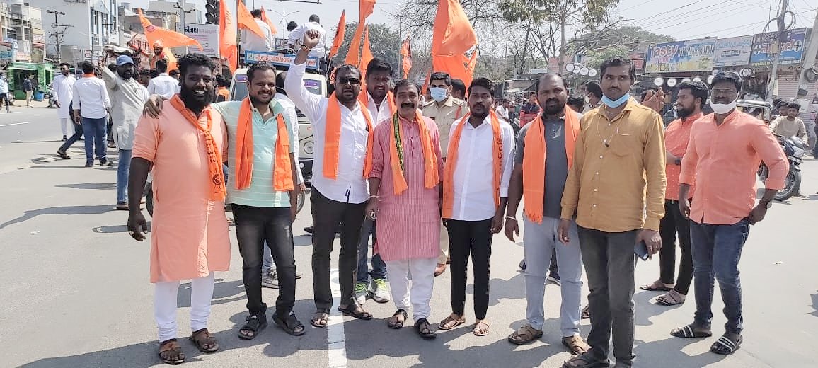 RanajithMohan's tweet photo. #��ామారెడ్డి లో చత్రపతి #శివాజీ మహా రాజ్ జయంతి  సందర్భంగా విగ్రహానికి పూలమాల వేసి నిర్వహించిన ర్యాలీ లో పాల్గొన్న #రంజిత్ అన్న తదితరులు. https://t.co/yvdRNMHRQP