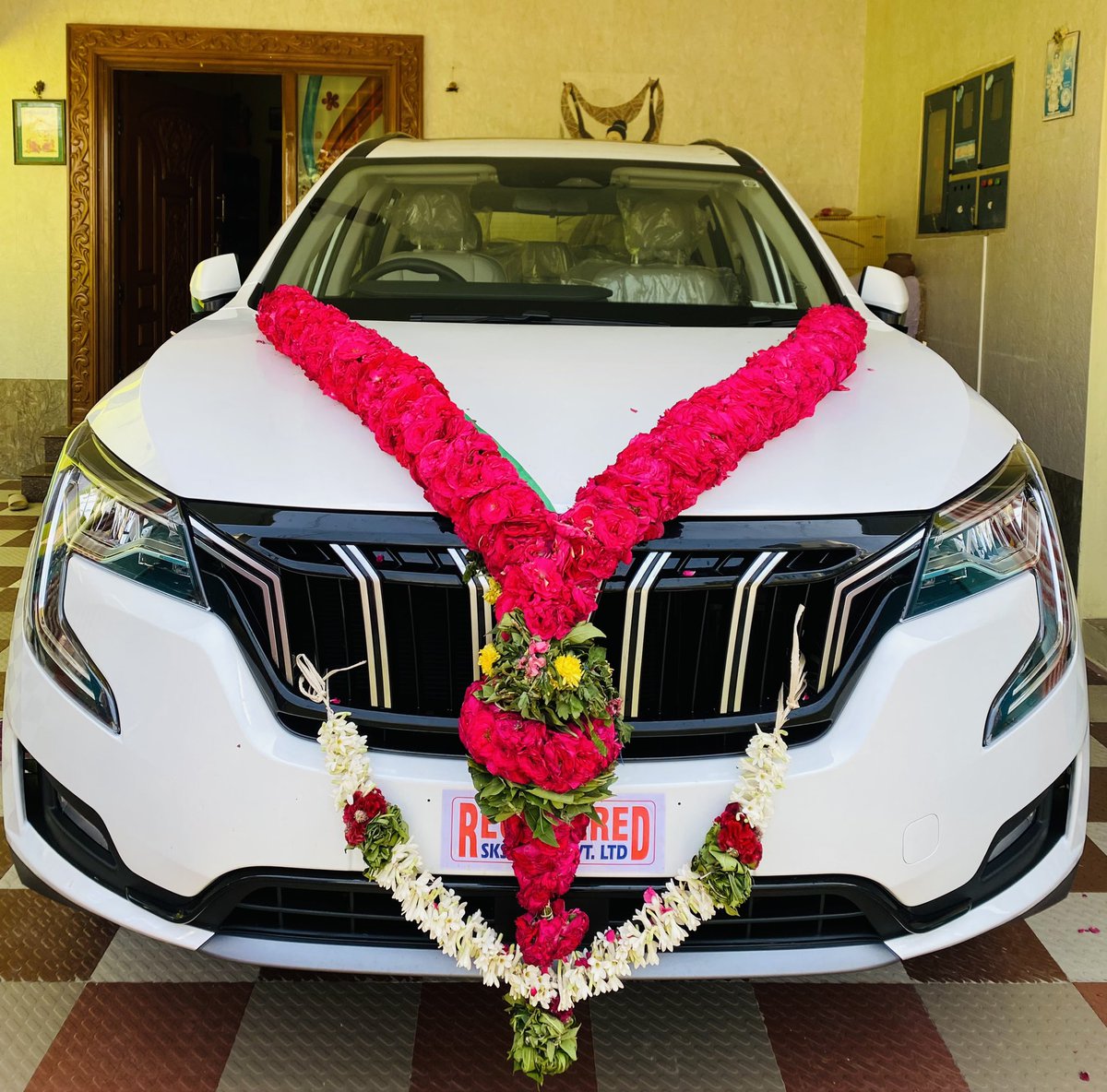 jeeva_gautham's tweet photo. Buy the car you WANT,Drive the road you WANT🔥@MahindraXUV700 #XUV700 #Beast கனவு நனவானது@anandmahindra sir🙏 https://t.co/qRCzodJVVM