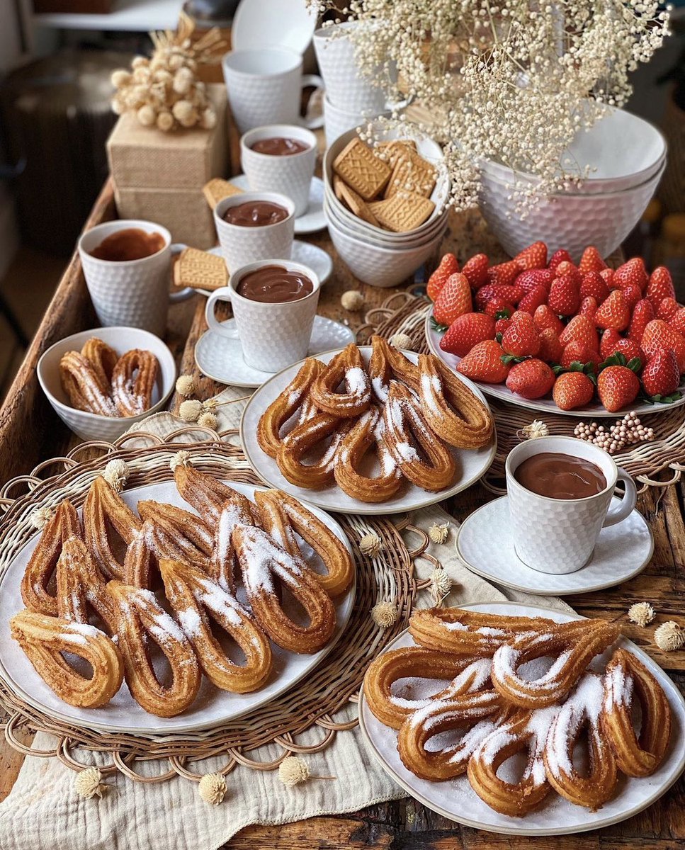 misterjgarcia's tweet photo. Name a more iconic duo: Churros y Domingo. 😍🥇 @lauraponts https://t.co/ULdQdPa8e2