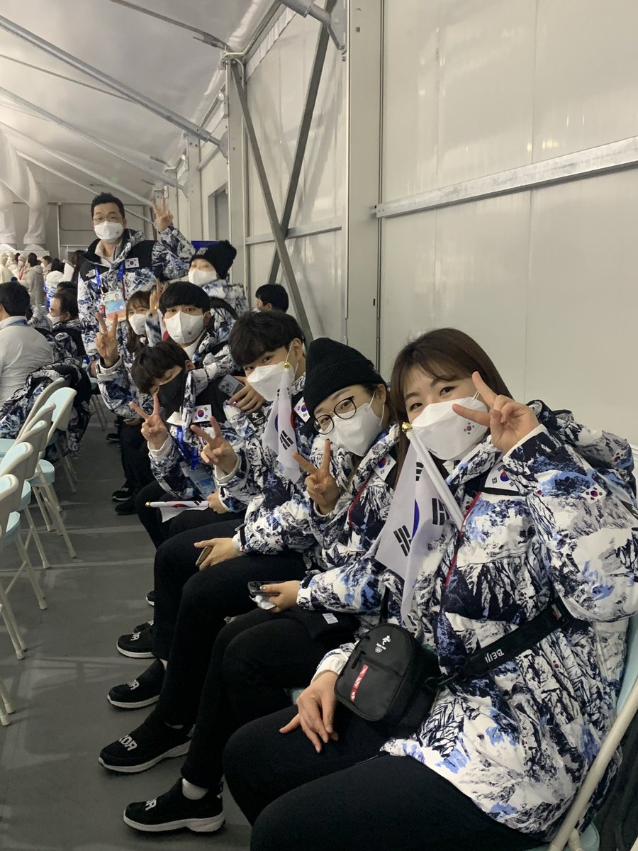 Olympic's tweet photo. 2022 베이징 동계올림픽 폐막식을 대기 중인 대한민국 선수들 🇰🇷

#베이징올림픽 #올림픽 #폐막식 @beijing2022 https://t.co/kKyWQ37o5W