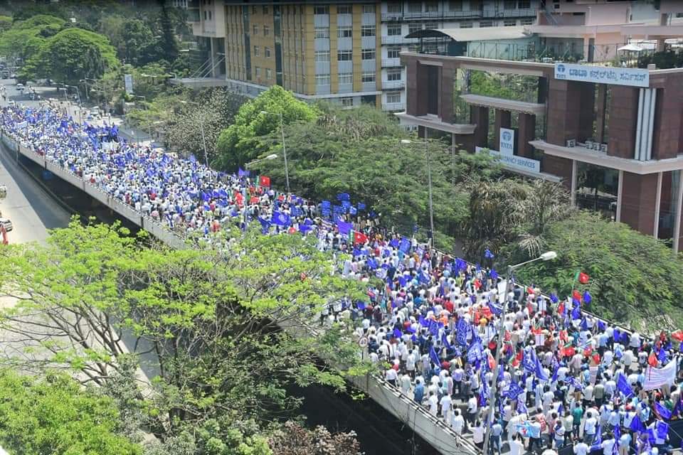 arsh_sdpi's tweet photo. No news channels had the bandwidth to show such huge protests by Dalit organisations in Bangalore... they just want news filled with hate, news that divide people on the lines of caste and religion.
SDPI+Bheem Army = #SaveRepublic https://t.co/OsLYUMXqaf