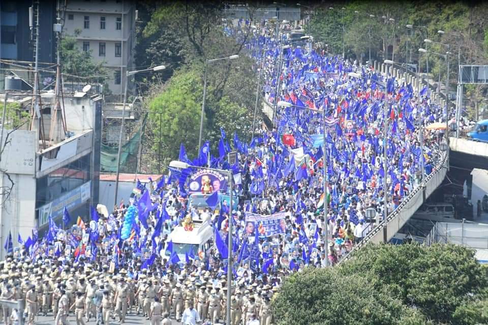 arsh_sdpi's tweet photo. No news channels had the bandwidth to show such huge protests by Dalit organisations in Bangalore... they just want news filled with hate, news that divide people on the lines of caste and religion.
SDPI+Bheem Army = #SaveRepublic https://t.co/OsLYUMXqaf