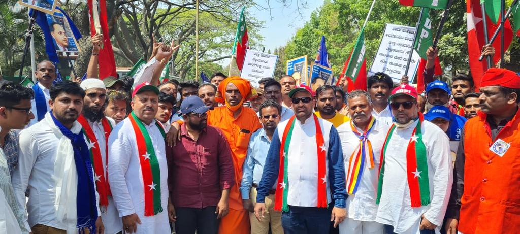 arsh_sdpi's tweet photo. No news channels had the bandwidth to show such huge protests by Dalit organisations in Bangalore... they just want news filled with hate, news that divide people on the lines of caste and religion.
SDPI+Bheem Army = #SaveRepublic https://t.co/OsLYUMXqaf