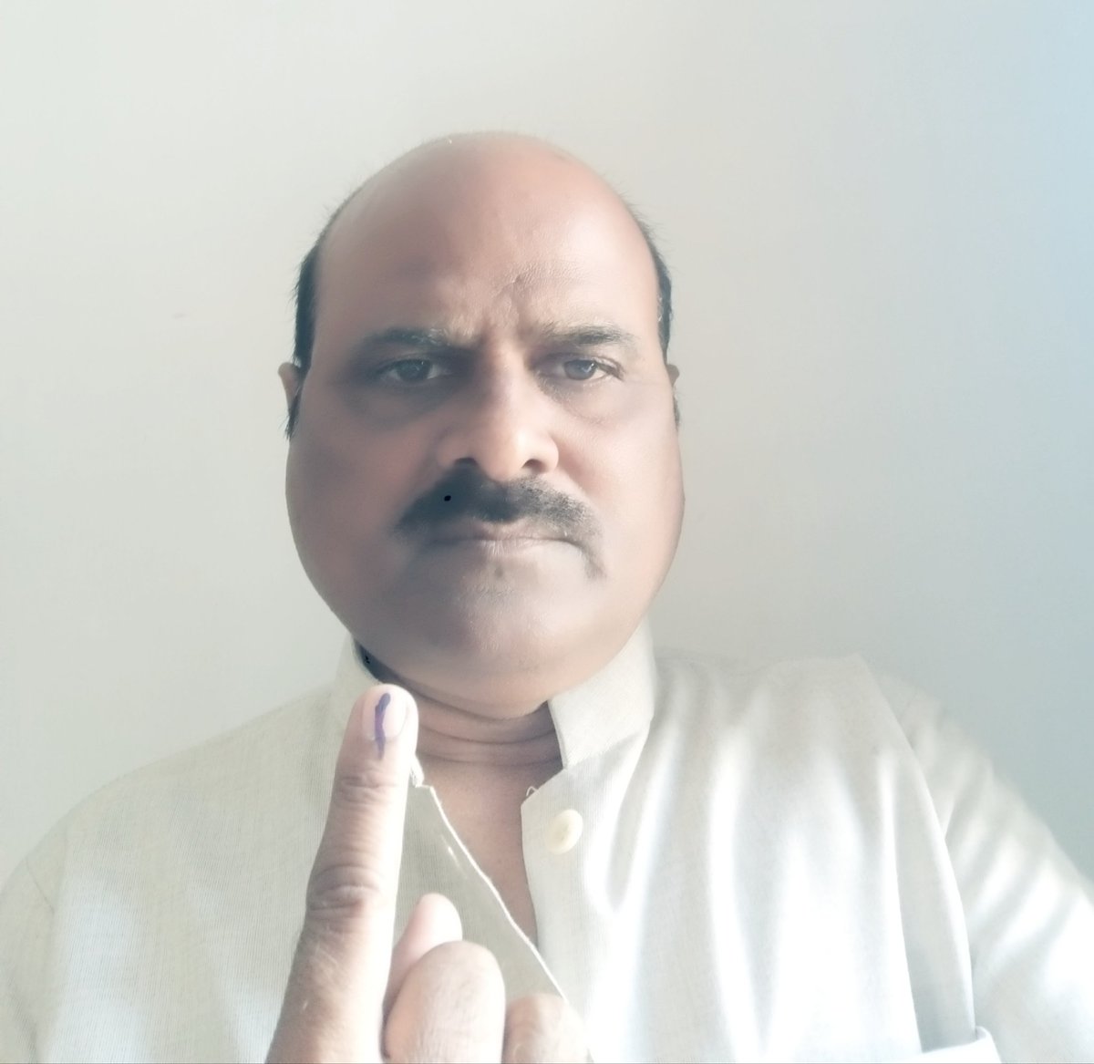 RamprakashVerma's tweet photo. #मतदान दिवस लोकतंत्र का महापर्व है,लेकिन मतदान केंद्र के आसपास तो जाति तंत्र के एजेंट सक्रिय रहते हैं, इस पर रोक लगाने वाला क्या कोई तंत्र है ? https://t.co/tcj0KsPi23