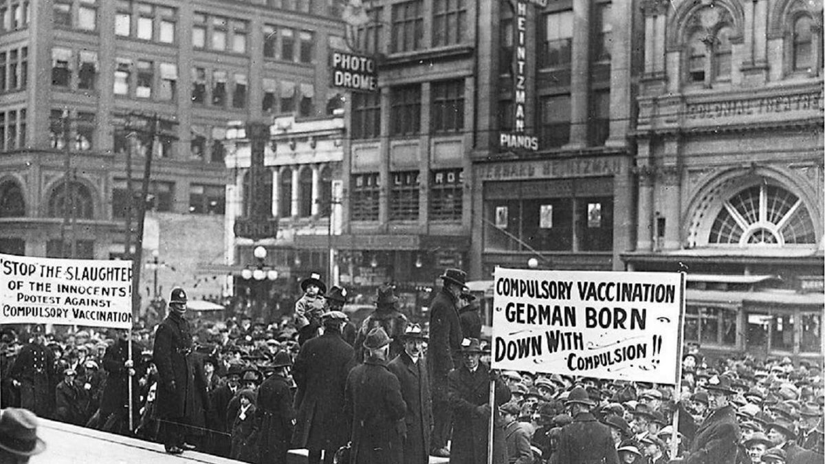 Miles de personas se manifiestan en Canadá contra la vacunación obligatoria de la viruela. Entre 1900 y su erradicación en 1977, la enfermedad mataría a alrededor de 300 millones de personas. Toronto, Canadá, noviembre de 1919 | 📸 William James