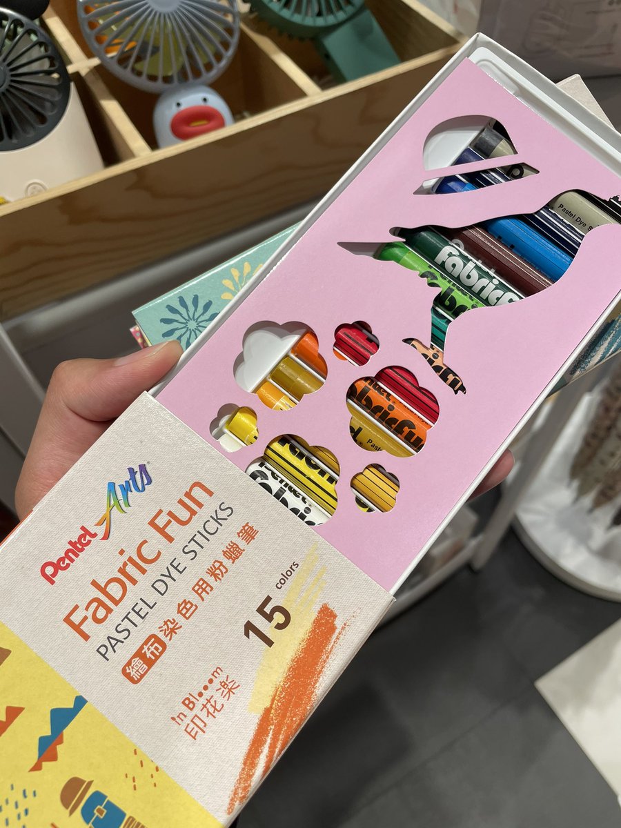 print_discovery's tweet photo. กิจกรรม #แจกเก่ง ไม่ได้แจกมานานมาก ꒰ ◍⁃͈ᴗ•͈◍ ꒱ รอบนี้เรามาแจกดินสอสีชอล์ก Pentel สำหรับเพนท์ผ้า/เขียนถุงผ้า/ระบายเสื้อยืด มี 15 สีในกล่อง แจกทั้งหมด 5 รางวัล (edition ไต้หวันหายาก) กติกา

รี+ฟอล+เม้นชอล์ก 🖍
สุ่มแจกวันที่ 24 ก.พ.คับผม 

#เครื่องเขียน #สุ่มแจก https://t.co/gmuP2NdArn