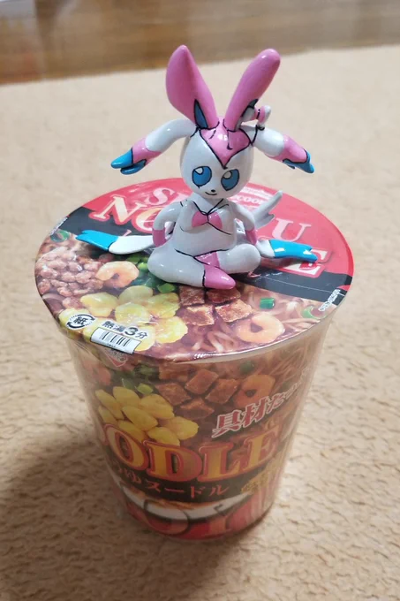 @Vanila_Ice_Ice 
好き過ぎるのでヴァニキの描いた
「あぐらをかくニンフィア」をフィギュア化してみました🎀🎀
可能なら本人にプレゼントしたいな… 