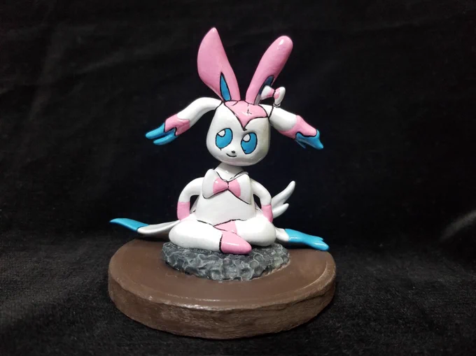 @Vanila_Ice_Ice 
好き過ぎるのでヴァニキの描いた
「あぐらをかくニンフィア」をフィギュア化してみました🎀🎀
可能なら本人にプレゼントしたいな… 