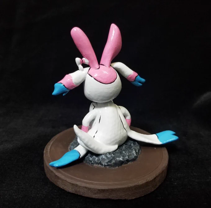 @Vanila_Ice_Ice 
好き過ぎるのでヴァニキの描いた
「あぐらをかくニンフィア」をフィギュア化してみました🎀🎀
可能なら本人にプレゼントしたいな… 