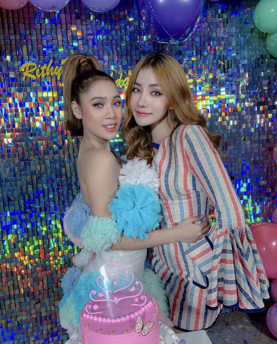 BeeKimkim's tweet photo. Mlm ini ad party ,sahabt sya ulth🎂 https://t.co/Yz4wdragV4