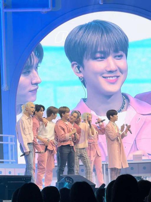 binchanb's tweet photo. changbin smiling on big screens 🥺 https://t.co/1ABbSqa2oH
