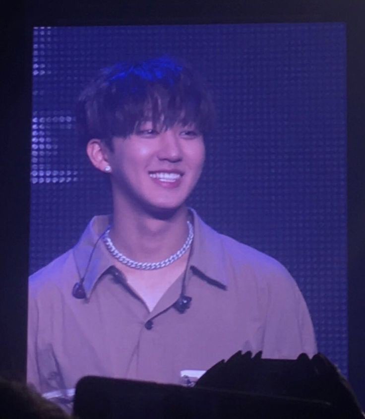 binchanb's tweet photo. changbin smiling on big screens 🥺 https://t.co/1ABbSqa2oH