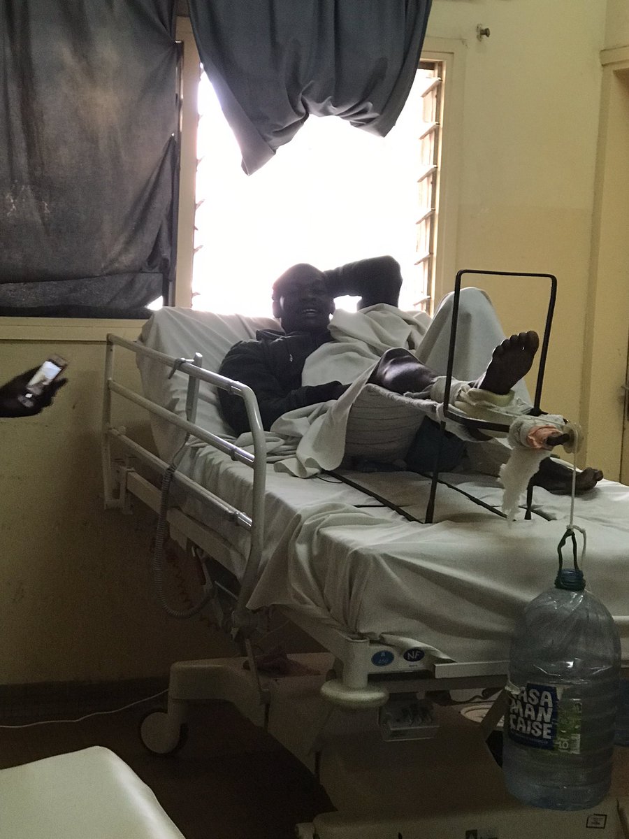 LeJusticier313's tweet photo. Nous sommes parqués depuis la finale #SenegalEgypte à l’hôpital #HOGIP DE DAKAR ex CTO en attente d’avoir une place pour le bloc, dans des chambres aux murs et rideaux très sales et des toilettes bouchées, sans Nursing remplis de moustiques sans aide!👇🏾 https://t.co/0oBFXcU9Nd