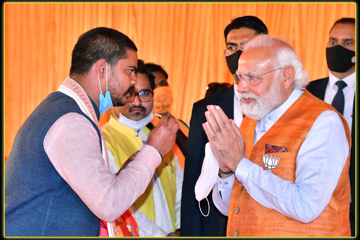iAjayshukla4bjp's tweet photo. ऐतिहासिक व स्वर्णिम क्षण
विश्व के लोकप्रिय नेता भारत के यशस्वी, तेजस्वी प्रधानमंत्री मा० @narendramodi जी का जनपद हरदोई आगमन पर स्वागत करते हुए। https://t.co/2UXX1uB4iw