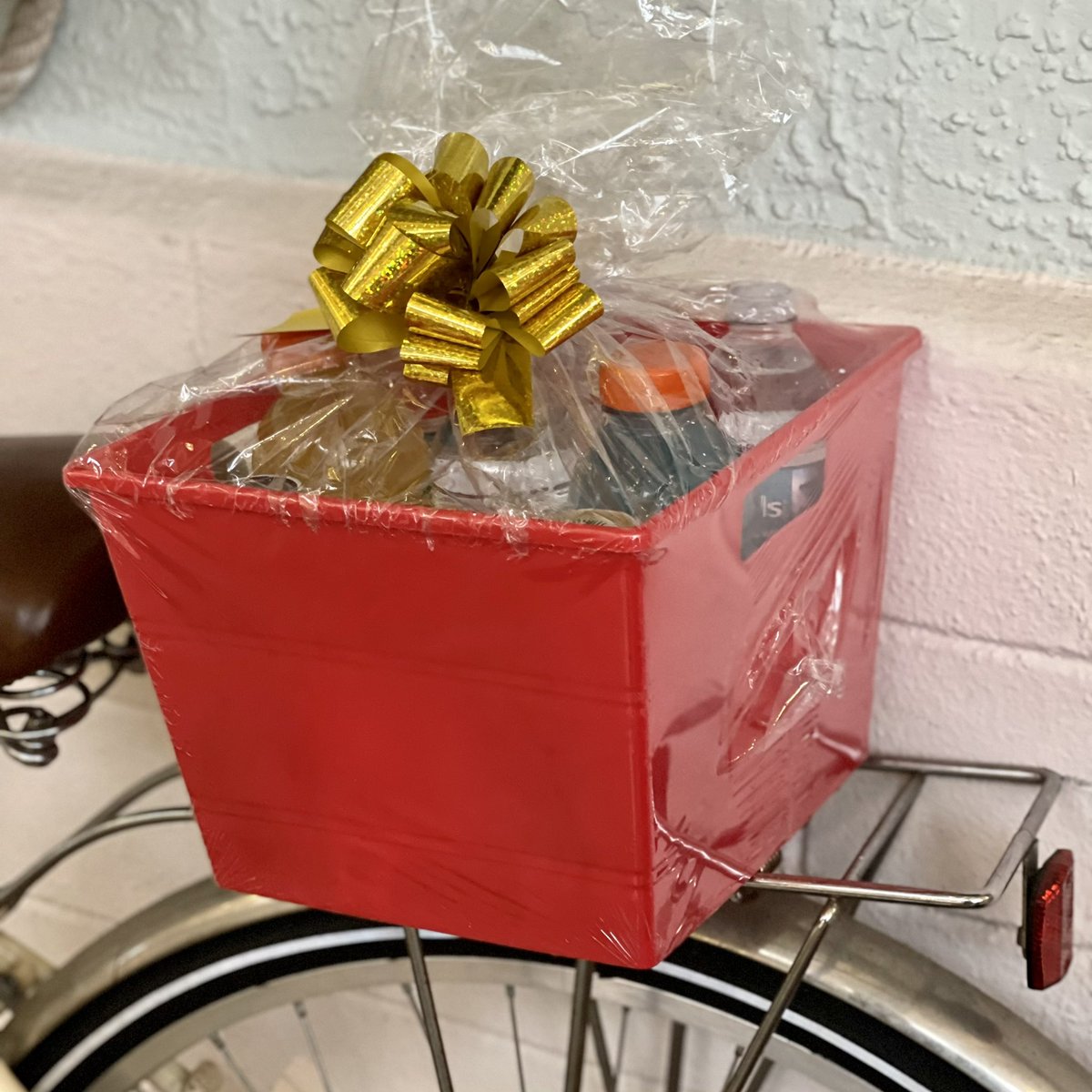 MagicVacSvcs's tweet photo. 🌟Kaly Gluth-Dreamers Do Travels 
🌟Jamie Ray- @Travels2Florida
🌟 @MaureenDBDtrav
🌟Cricket-Thrifty Penny Travel

Order one for your clients/loved ones at:  
https://t.co/xQYrqGHAVY

#disneyworld50 #ResortDelivery #GiftBaskets #GiftDelivery #GroceryDelivery #SupportSmallBusiness https://t.co/D3QSOU5LvE