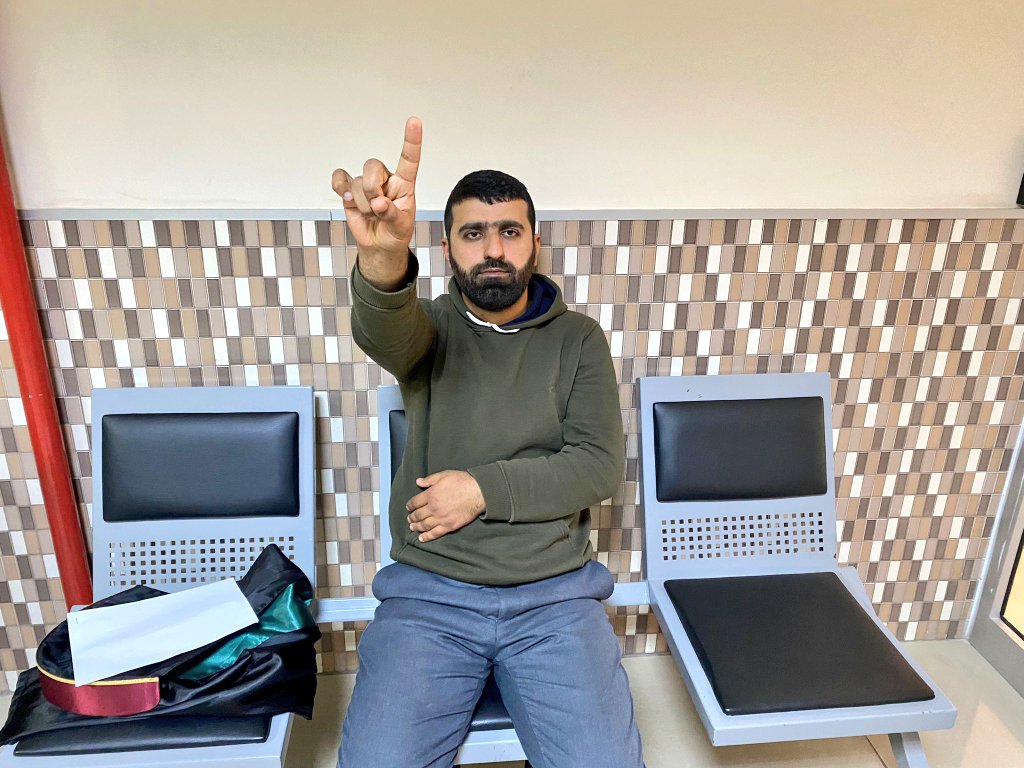 Devleti dolandıran
İşçilerine zulmeden, haklarını yiyen,
Masum insanlara iftiralar atan
ŞEREFSİZLER dışarıda elini kolunu sallaya sallaya gezerken
FURKAN GÖNÜLLÜLERİNE BU ZULÜMLER DEVAM EDİYOR! 

TalimatlaTutuklama Sürüyor
#FurkanaKumpas