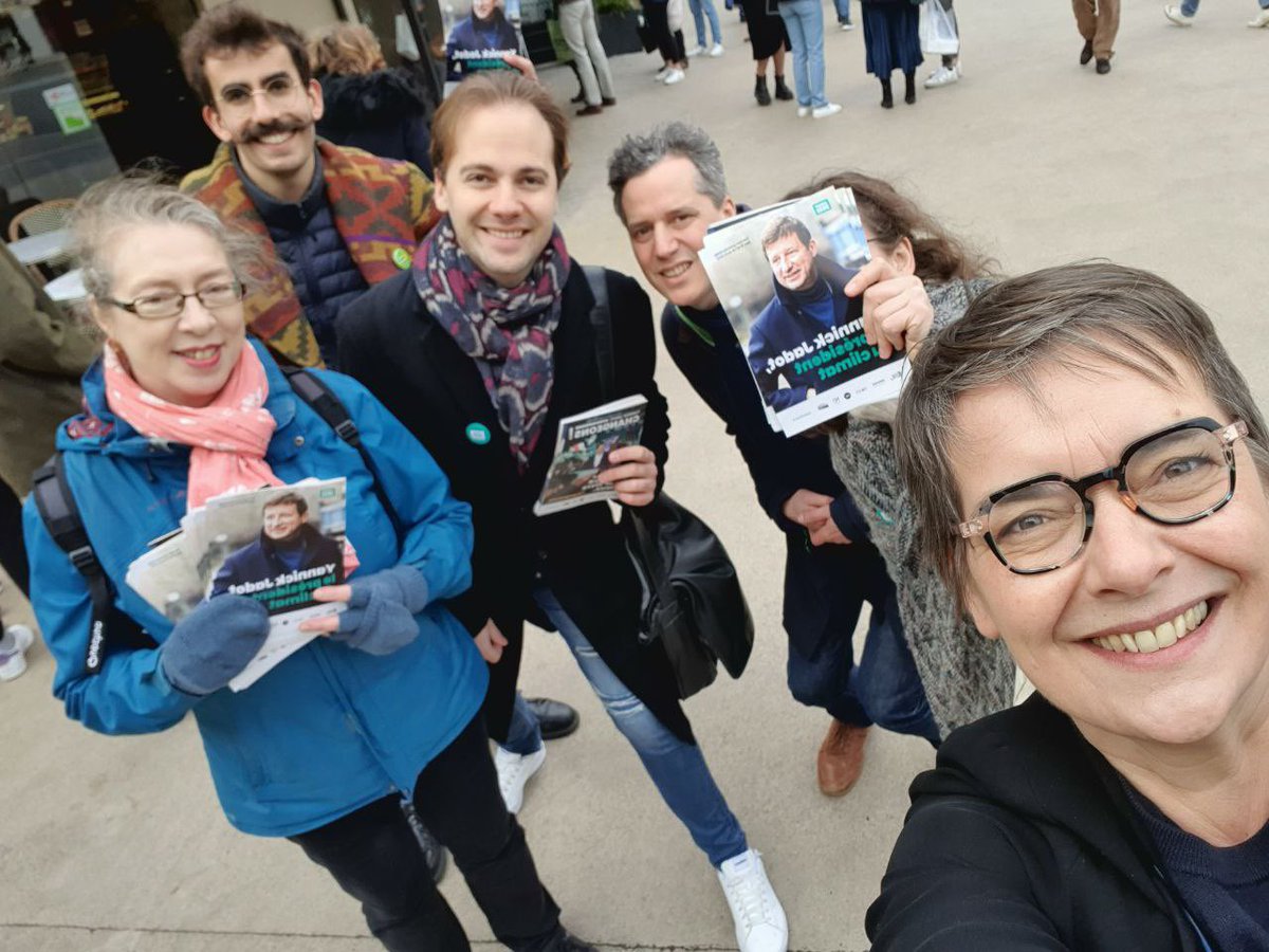 Ce matin à Alésia autour de @carine_petit pour défendre le projet de <a href="/yjadot/">Yannick Jadot</a> ✊💪