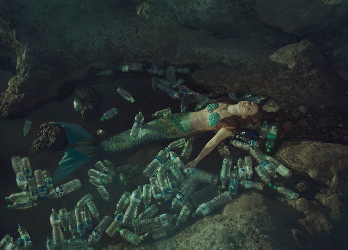 Hi! 😉 I'm a fine art photographer who likes to touch on important topics like spirituality and environmental disasters.
20 NFTs sold and 4 are still available @withFND 
Let's go!! 🚀🤗 Link in Bio. 
#WomanInNFT #NFTphotographer