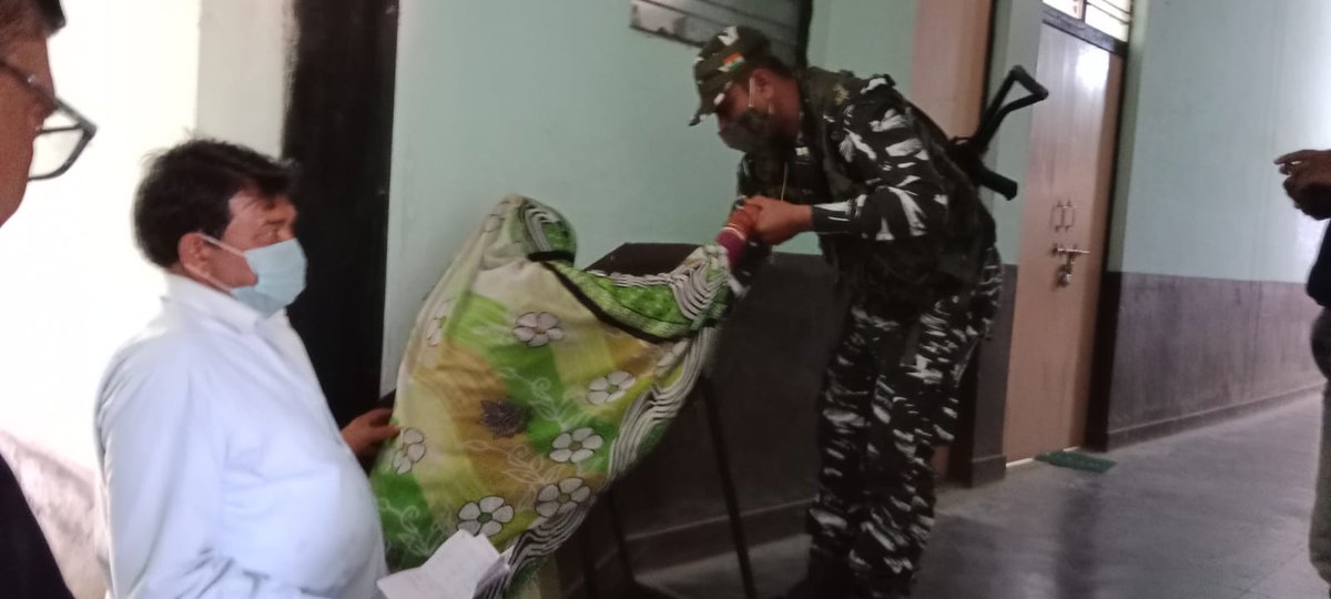 mahobapolice's tweet photo. सदैव कर्तव्य पथ पर .@mahobapolice 🇮🇳
🚔🚔
कर्तव्य निभाना है, मतदान कराना है।
आप भी अपने मताधिकार का प्रयोग कर लोकतंत्र को मजबूत बनायें..
👆🗳️
अभी समय बचा है, जल्दी करें-मतदान करें।।
#AssemblyElections2022
#GoVote
#GoVoteUP_Phase3 https://t.co/Lux34v7U9m