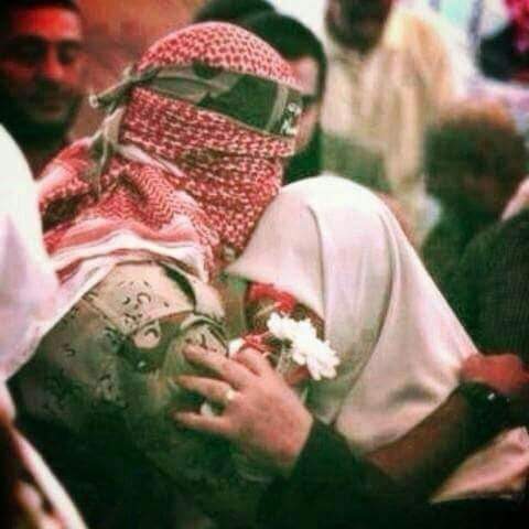 fadyaymn24's tweet image. #اسعد_الناس_من حمل سلاحه و قبل رأس أمه و قال اتوصينى بشئ؟
قالت #زلزلهم
قمة السعادة في نيل #الشهادة.💚

#اللهم_ثبتناا🤲🤲💚