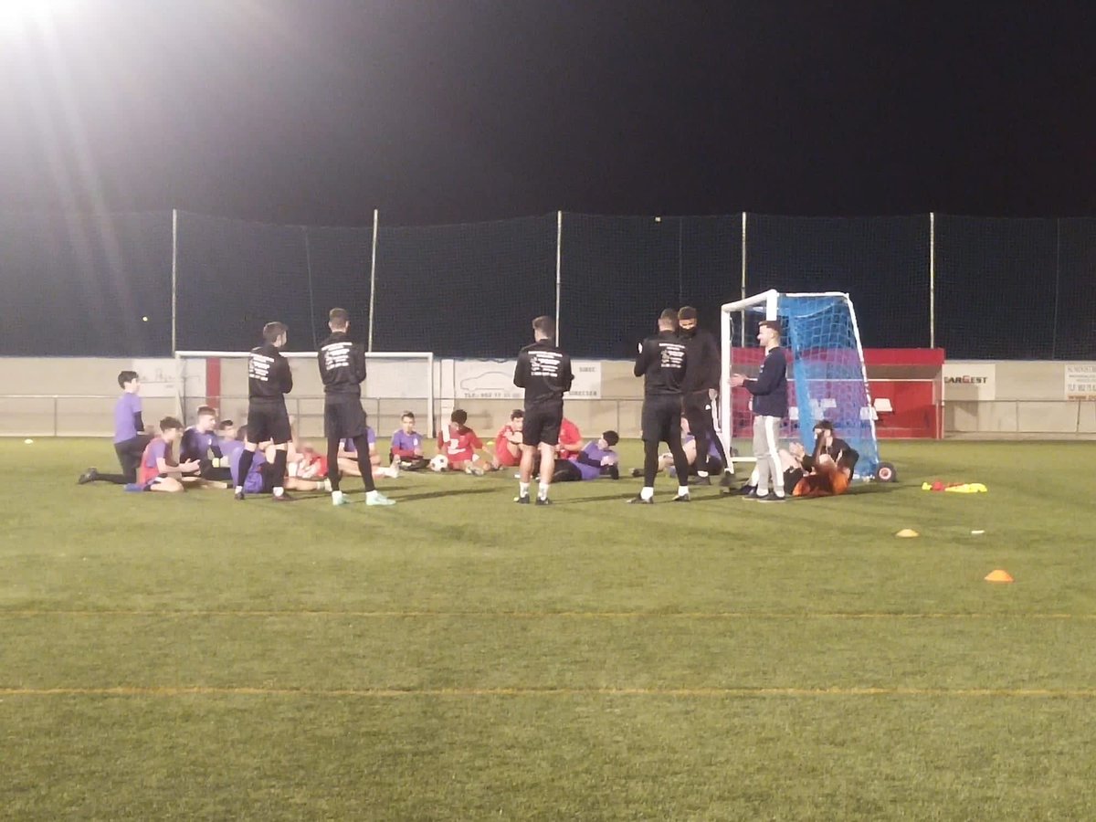 CDCasabermeja's tweet photo. ¡Unión ante las malas rachas! El jueves cinco jugadores del DH acompañaron a los cadetes en su entreno. Quisieron mostrar su apoyo y transmitirles que la derrota es parte del aprendizaje. ¡Lo mejor está por venir! Grandes Soto, Juanmi, Terry, Cala y Trani. ¡GRANDE NUESTRO CADETE! https://t.co/IjpBTe1Kaq