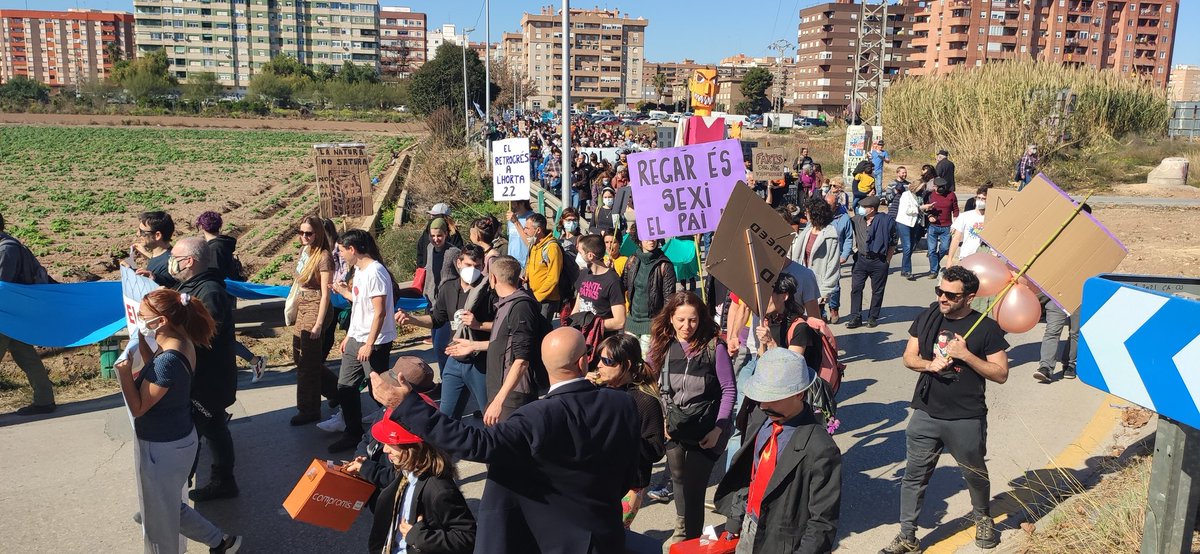 perlhorta's tweet photo. Exit total de la mani per evitar el #PAIBenimaclet d @SanGomezLopez i #metrovacesa
No pots estar tot el dia dient que estem en #emergenciaclimatica però fent exactament el contrari d'allò necessari.
Ací, en la #ZAL, en l'#ampliacióPort... Cansa tanta impostura. https://t.co/5oE2LL9Uy0