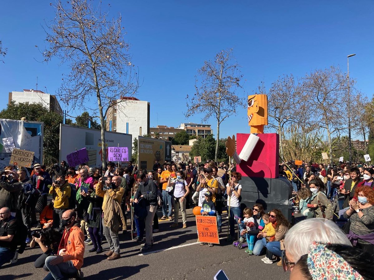 cuidembeni's tweet photo. La ronda Nord per al poble. L’horta de Benimaclet no s’aturarà amb cap estrategia de Terra morta. “Aigua, terra, llibertat!” escridassa la gent.
#maiPAI
#AIGUATERRAILLIBERTAT
#NIPAINIPE https://t.co/Lzg2ynhn1l
