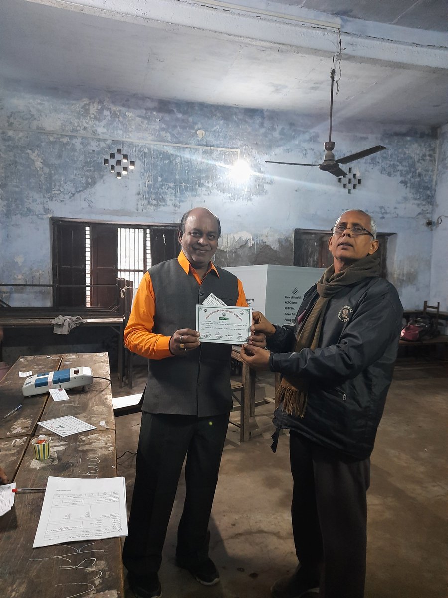 पोलिंग का प्रथम मतदाता का प्रशस्ति प्रमाण पत्र पीठासीन अधिकारी से प्राप्त करते हुए
गयाप्रसाद पोरवाल