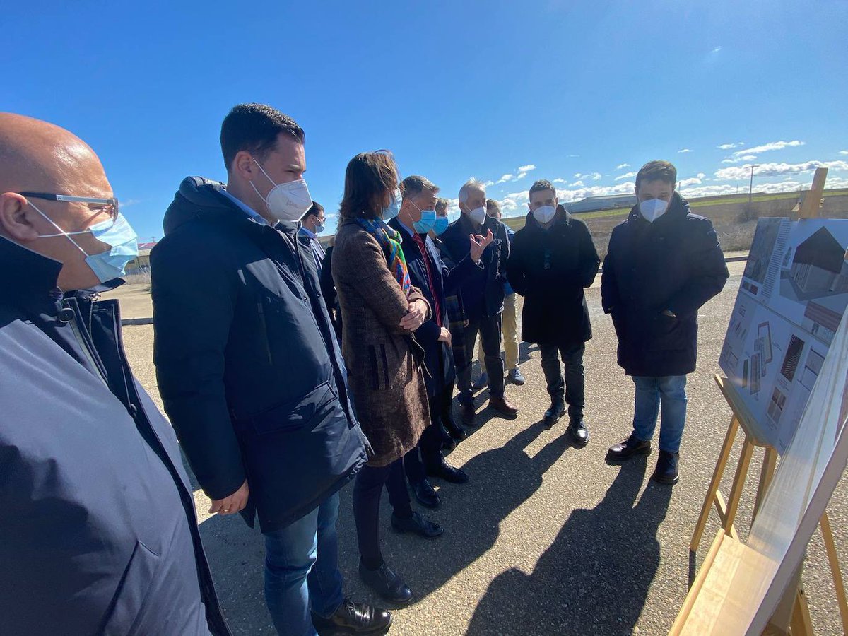 stud10f's tweet image. Ayer ha pasado algo especial… Presentamos a la ministra @MarotoReyes(@mincoturgob) una aventura que @ValenciaDeDJuan quiere hacer realidad y, hasta aquí, ha sido un placer.
Qué bonito cuando los pueblos laten fuerte.
Qué bonito que ayer hiciese ruido la tierrina.
‘Calle futuro.’