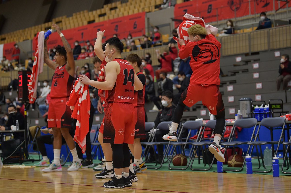 saitamabroncos's tweet photo. ＼＼＼ 注目👀✨／／／

試合中、是非ベンチにもご注目してみてください‼️

スーパープレー⛹️‍♂️✨やナイスプレー🏀🔥などが出るとすごくベンチも盛り上がっております。

その時のプレーによっても盛り上がり方が違うので是非お見逃しなく👀✨

#さいたまブロンコス https://t.co/l6vFK5PwaR