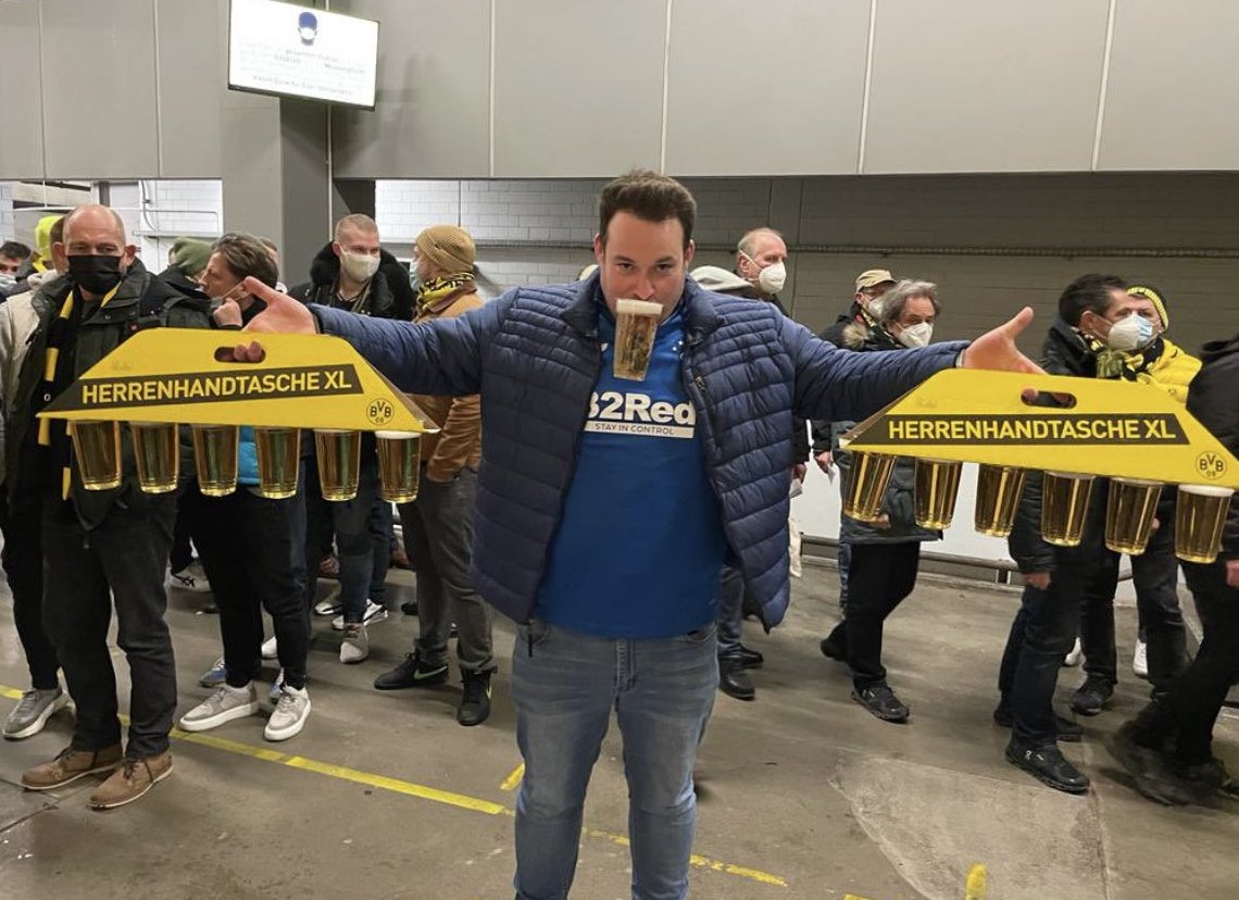 tribundergi's tweet photo. #Dortmund tribününde:
13 adet bira= €50.50
#HangiTribündeNeYeniyor #HTNY https://t.co/8467w7sjYg