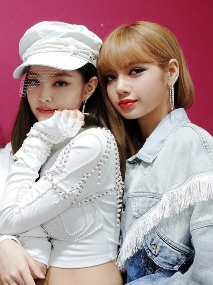 JLThingies's tweet photo. Jennie Kim and Lalisa Manoban 🖤 https://t.co/dFJiJTYyLv