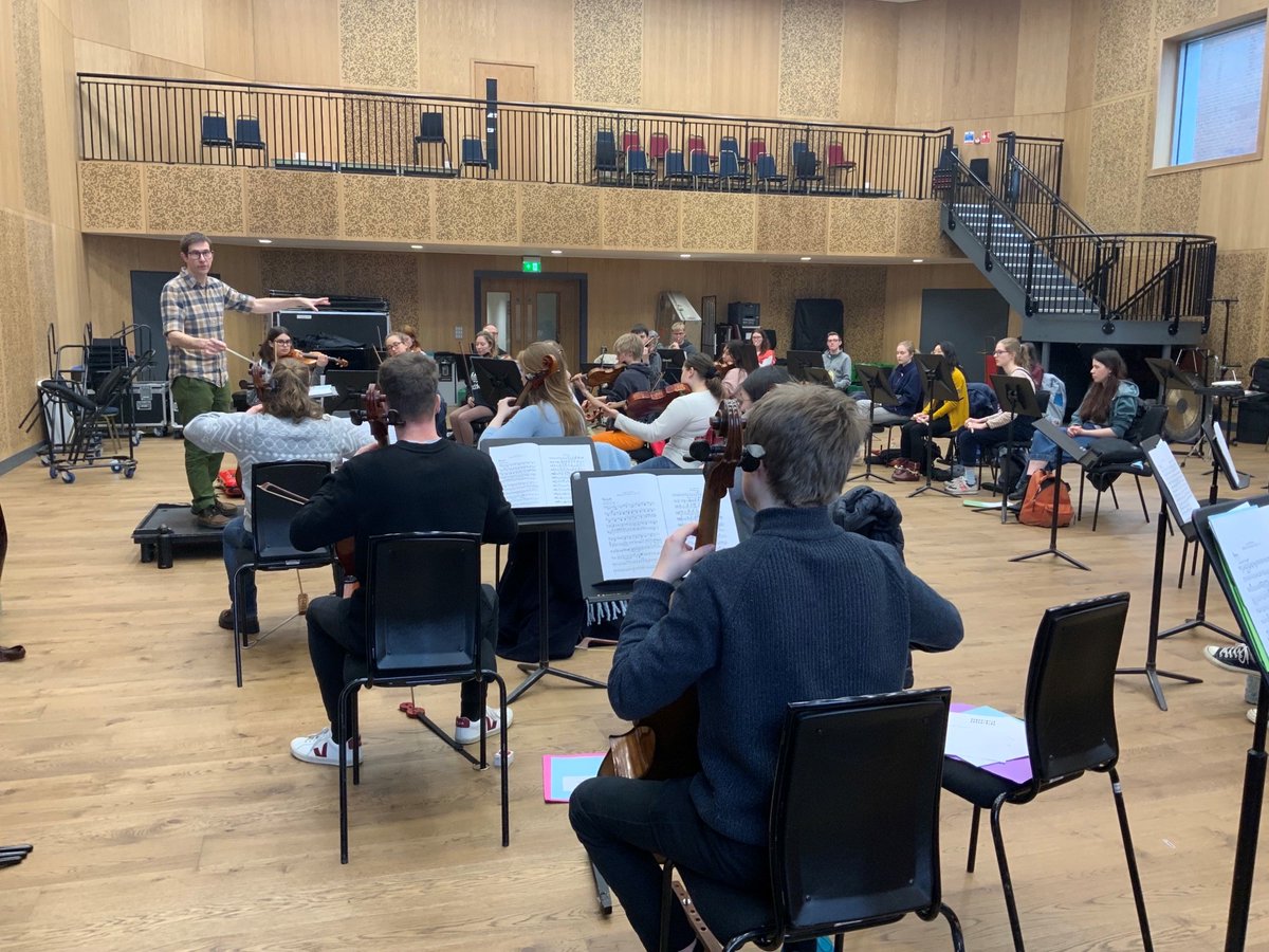 Young players from #ONYouthOrchestra are in full rehearsal for their inaugural concert taking place @LeedsMusicDrama on Sun 13 March. Under the direction of Oliver Rundell, they will be performing music by Britten, Elgar and Nielsen🎶To book, visit bit.ly/35cqJVb