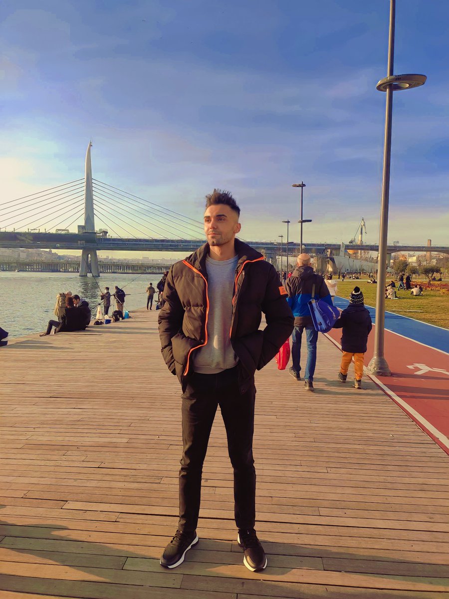 xemgnn's tweet photo. Kalabalık beni sahiden sıktı. Ben ikide bir böyle oluyorum, bazen bütün insanları boyunlarına sarılıp öpecek kadar seviyorum, bazen de hiçbirinin yüzünü görmek istemiyorum.🌿🧭 https://t.co/I3DU0TFCAP