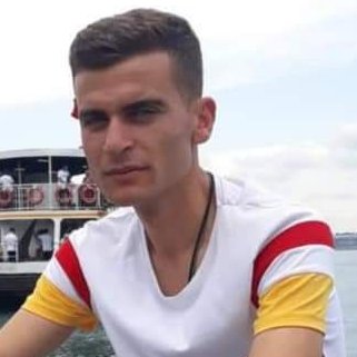 ogretmenlersyfs's tweet photo. Karanlıkları aydınlatacak gençleri karanlığa sürüklemeye devam ediyoruz! 
Mersin Tarsus’ta, 32 yaşındaki ataması yapılmayan Coğrafya Öğretmeni İsmail Karahan intihar etti.
#BirOgretmenDahaÖldü https://t.co/evdmMsUwH3