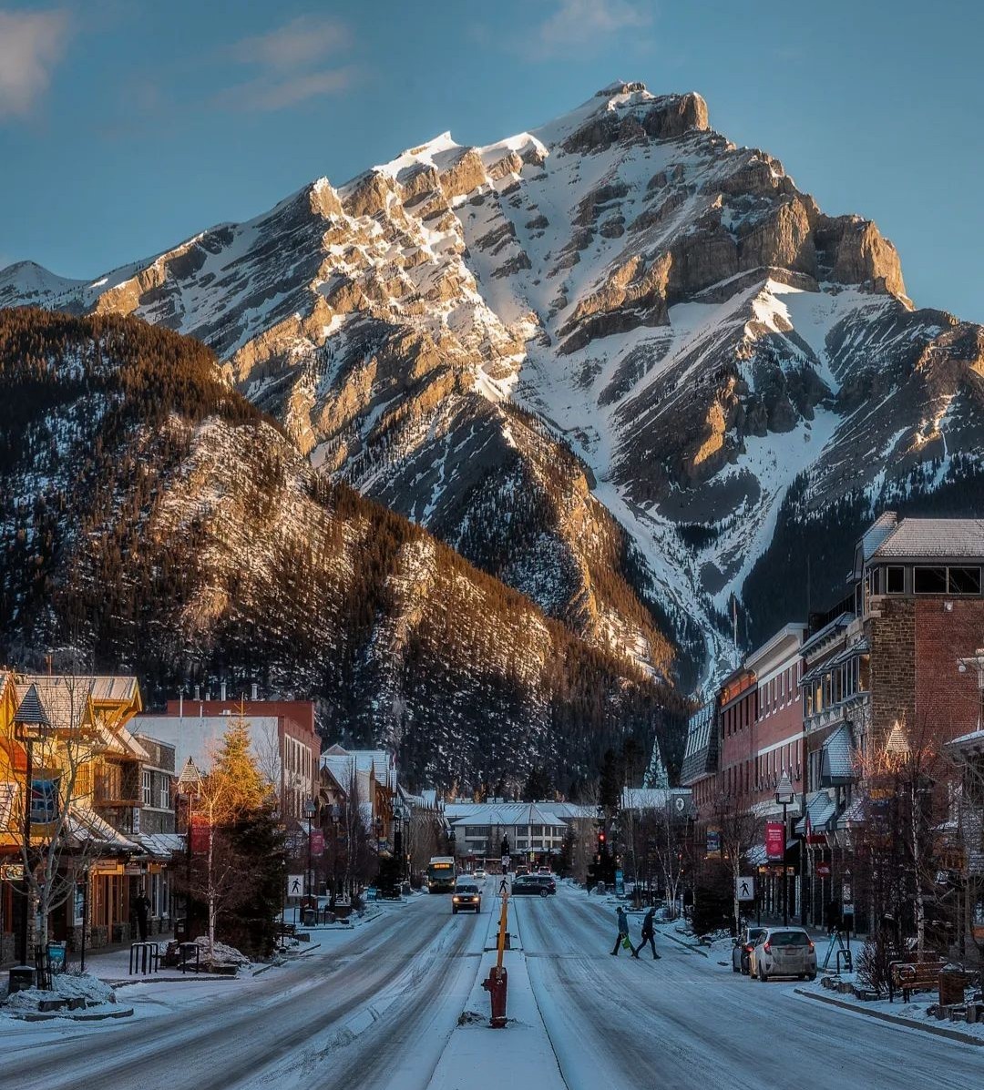An early morning walk is always worth getting up for so you can see Banff Avenue at first light 🙌

📸: <a href="/danschyk/">Dan the Man</a>

#MyBanff