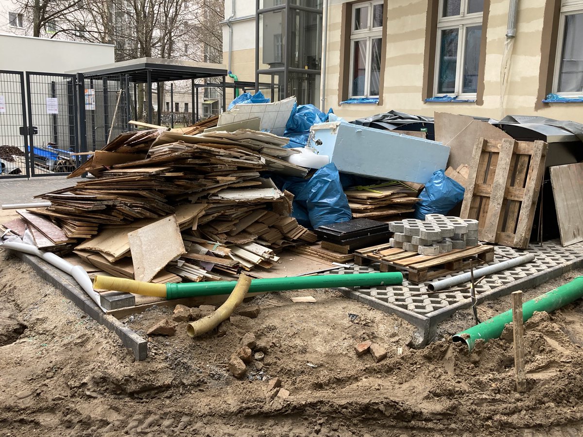 tor225227's tweet photo. Erneuter Berg von #grauer Energie durch #Abriss von Wohnung in der #Torstrasse_225_227 in #accentro Haus https://t.co/swz6E4TDZ0