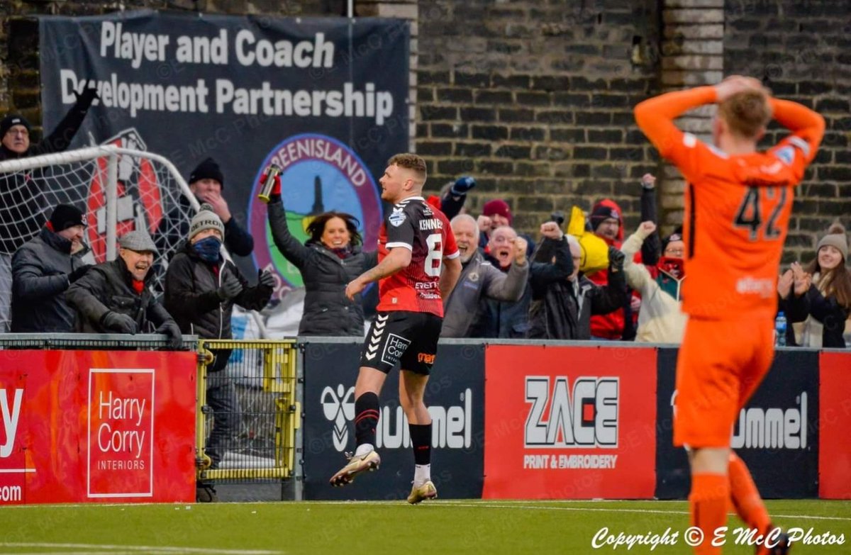 Ange4crues_96's tweet photo. A vital 3 points yesterday and as you can see someone was very happy 😂 ♥️🖤 #3points #ninetyplus #crusaders https://t.co/kBfOsHZ4Gk