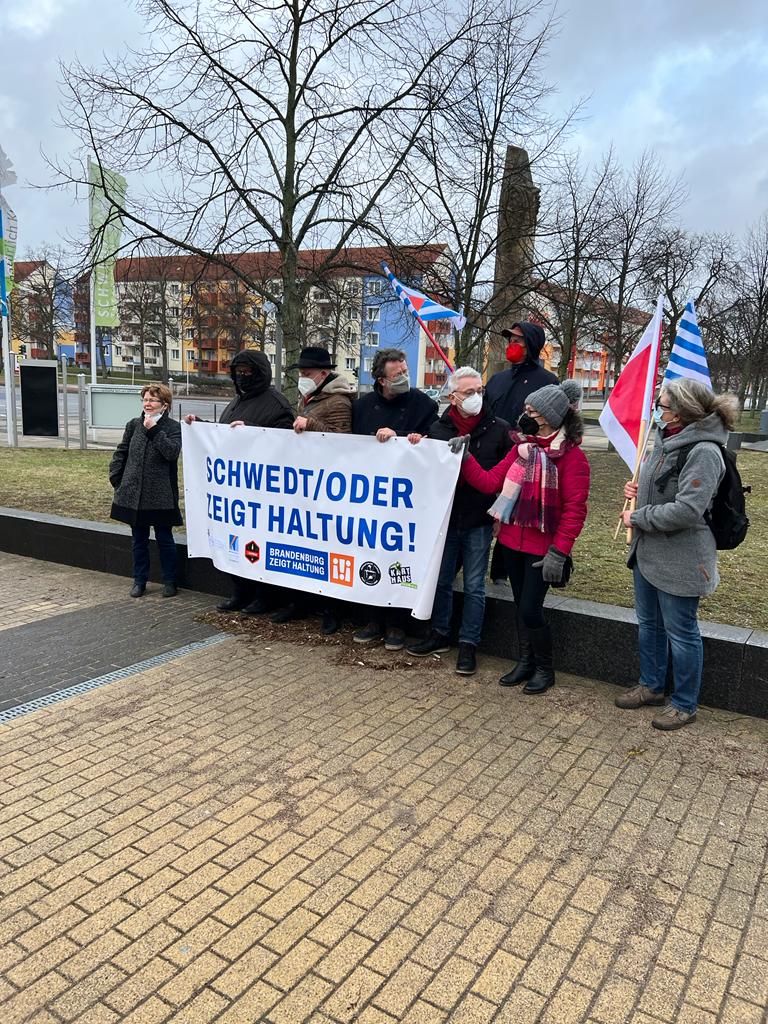 ab_brandenburg's tweet photo. Auch in #Schwedt hat gestern ein Bündnis von Initiativen und Bürger*innen an der @zeigthaltung Aktion teilgenommen. Es ging um die Solidarität mit den Mitmenschen, die Stärkung von Dialog & Demokratie, die Erinnerung an Corona Tote & die Opfer von #Hanau. #bb1902 #HaltungZeigen https://t.co/gZoHX2eIpF