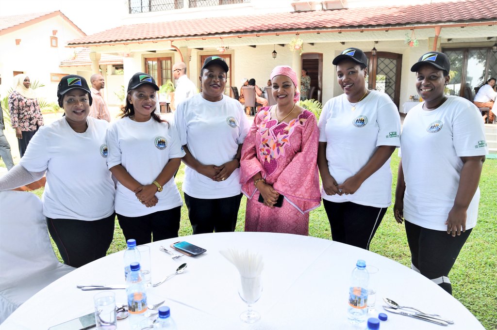neemalugangira's tweet photo. Kipekee namshukuru sana Mhe Mama Mariam Mwinyi, Mke wa Rais wa Zanzibar kwa kutupa heshima hii kubwa na kutualika katika Dhifa iliyofanyika jana trh 19/2/2022 nyumbani kwake Ikulu Zanzibar baada ya Uzinduzi wa NGO aliyoanzisha ya Zanzibar Maisha Bora Foundation. #ZMBF #Zanzibar https://t.co/dHJmuPvPXv