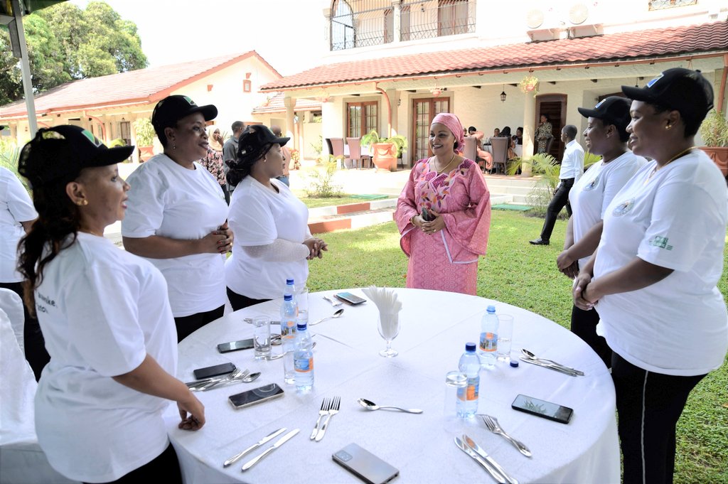 neemalugangira's tweet photo. Kipekee namshukuru sana Mhe Mama Mariam Mwinyi, Mke wa Rais wa Zanzibar kwa kutupa heshima hii kubwa na kutualika katika Dhifa iliyofanyika jana trh 19/2/2022 nyumbani kwake Ikulu Zanzibar baada ya Uzinduzi wa NGO aliyoanzisha ya Zanzibar Maisha Bora Foundation. #ZMBF #Zanzibar https://t.co/dHJmuPvPXv