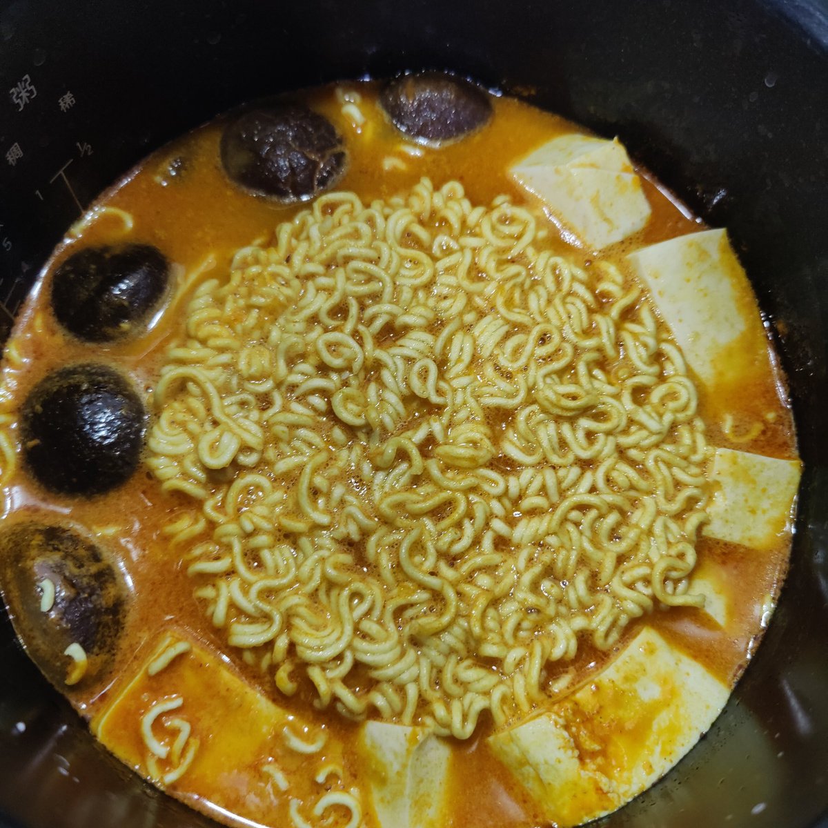 今日份美食：冬阴功虾冬菇豆腐面，后来有加入肥牛卷
