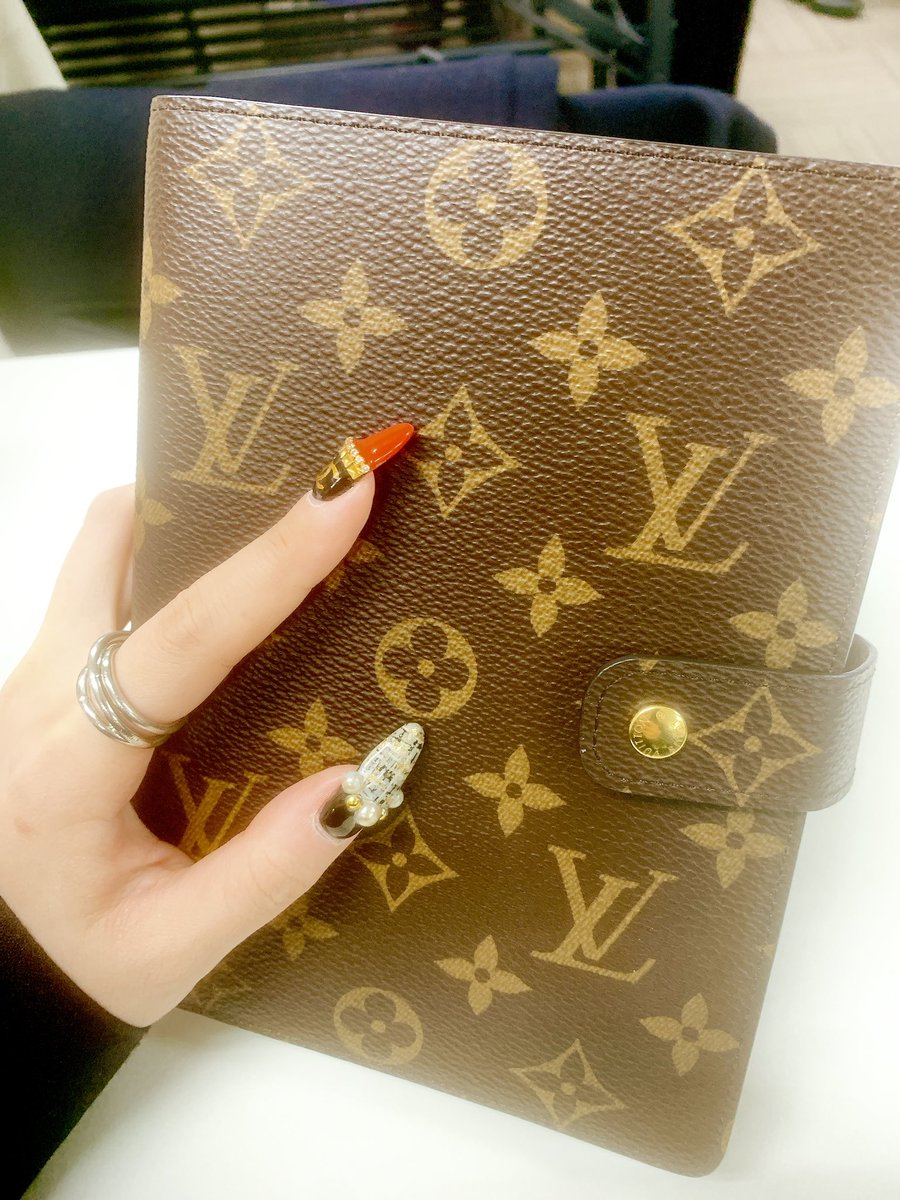 VUITTON手帳 × CHANELネイル

Top two of my favorite brands.

#louisvuitton 
#chanel