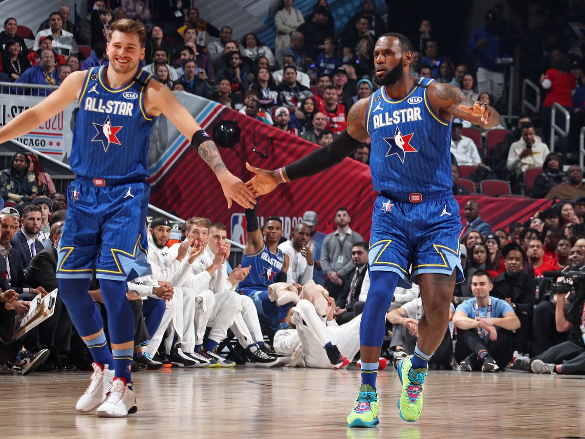 parallelecinico's tweet photo. Lebron su Doncic: "Amo tutto del suo gioco. Amo tutto di lui. Il modo in cui gioca mi ricorda il mio. Siamo una tripla minaccia. Andiamo a rimbalzo, sappiamo passare la palla e te ne metteremo in faccia 40 se ci manchi di rispetto. Nel modo più assoluto".
#NBAtipo https://t.co/8Cz1cqfIrA